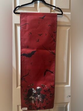 NWT Red and Black Halloween Bat & Skull Linen Table Runner, 13x72